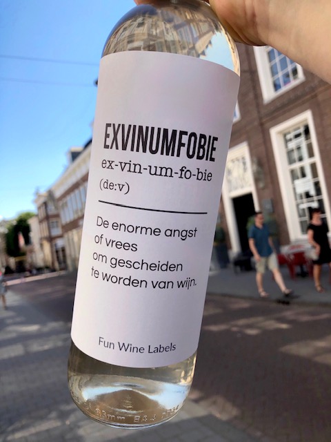 exvinumfobie wijnetiket op een fles wijn