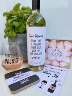 grappig moederdag pakket met fles wijn en wijnglas met wijnviltjes, spekjes en kaart