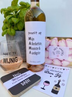 grappig moederdag pakket met fles wijn en wijnglas met wijnviltjes, spekjes en kaart