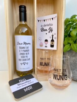 waanzinnig moederdag pakket bestaat uit fles wijn, met twee wijnglazen en wijnviltjes in een duurzame houten wijnkist