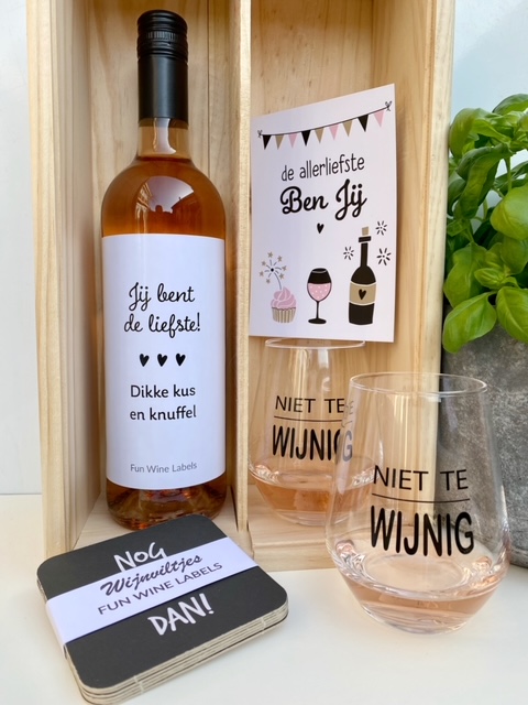 waanzinnig moederdag pakket bestaat uit fles wijn, met twee wijnglazen en wijnviltjes in een duurzame houten wijnkist