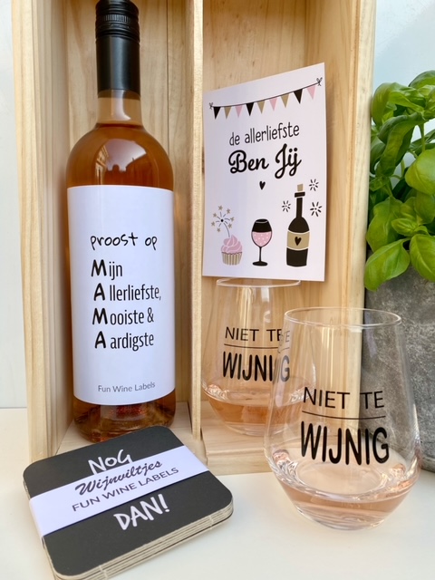 waanzinnig moederdag pakket bestaat uit fles wijn, met twee wijnglazen en wijnviltjes in een duurzame houten wijnkist