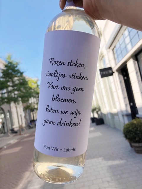 wijnetiket geen bloemen op een fles wijn