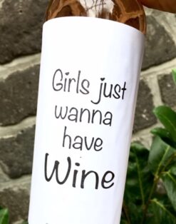 wijnetiket girls just op een fles wijn