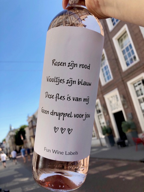 wijnetiket rozen rood op een fles wijn