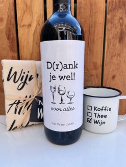 Wijnzot Pakket, een fles wijn met grappig wijnetiket plus een tas en mok met wijnquote