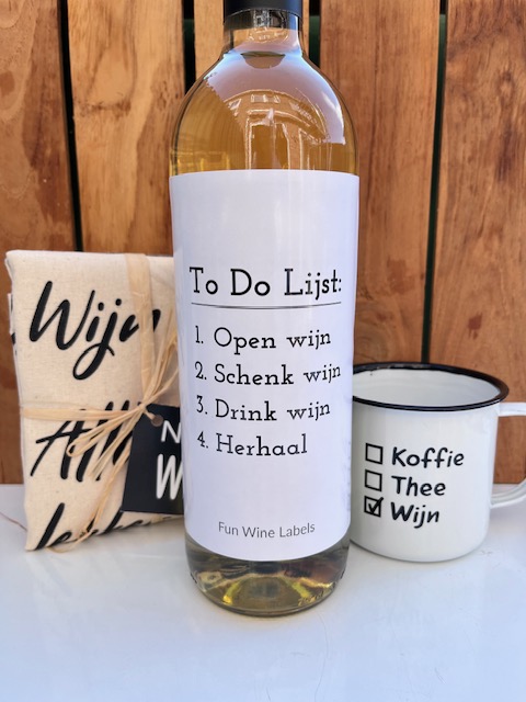 Wijnzot Pakket, een fles wijn met grappig wijnetiket plus een tas en mok met wijnquote