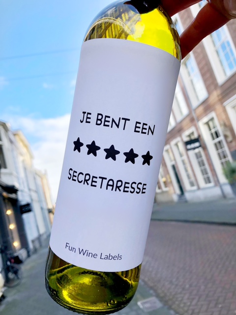 wijnetiket secretaresse op een fles wijn