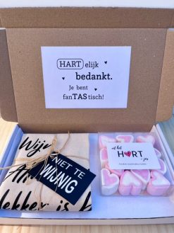 Brievenbuspakket Bedankt is een super origineel en vrolijk cadeautje, bezorgd door de brievenbus. Vrolijk ook iemand op met dit cadeau!