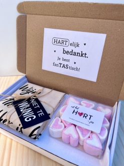 Brievenbuspakket Bedankt is een super origineel en vrolijk cadeautje, bezorgd door de brievenbus. Vrolijk ook iemand op met dit cadeau!