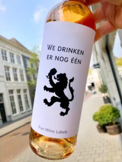 wijnetiket drinken leeuw op een fles wijn