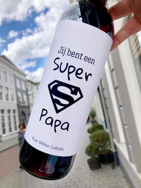 wijnetiket super papa op een fles wijn