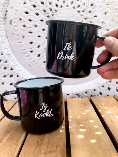 Zwarte emaille mok ik drink