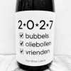 Wijnetiket '2027' is een grappig en origineel cadeau voor je gastvrouw. Uitgenodigd voor een Oud & Nieuw feestje? Geef iets onvergetelijks!