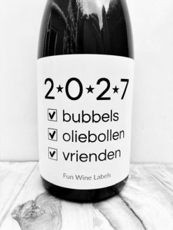Wijnetiket '2027' is een grappig en origineel cadeau voor je gastvrouw. Uitgenodigd voor een Oud & Nieuw feestje? Geef iets onvergetelijks!