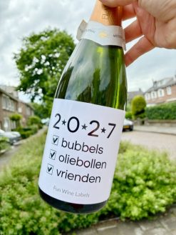 Wijnetiket '2027' is een grappig en origineel cadeau voor je gastvrouw. Uitgenodigd voor een Oud & Nieuw feestje? Geef iets onvergetelijks!