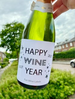 Wijnetiket Wine Year, is het perfecte etiket om op een fles Bubbels te plakken en mee te nemen naar een Nieuwjaarsfeest