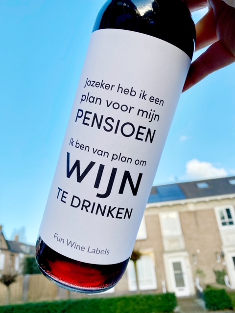 wijnetiket pensioen op een fles wijn