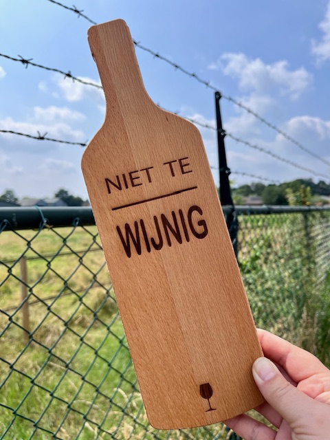 Borrelplank wijnfles wijnig, een beukenhouten plankje in de vorm van een fles wijn met grappige wijn quote
