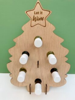houten kerstboom wijnrekje gevuld met kleine flesjes wijn