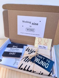 Brievenbuspakket collega bevat allemaal leuke wijn gerelateerde cadeautjes, een super cadeau voor je wijnliefhebbende collega!