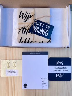 Brievenbuspakket collega bevat allemaal leuke wijn gerelateerde cadeautjes, een super cadeau voor je wijnliefhebbende collega!