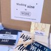 Brievenbuspakket collega bevat allemaal leuke wijn gerelateerde cadeautjes, een super cadeau voor je wijnliefhebbende collega!