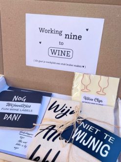 Brievenbuspakket collega bevat allemaal leuke wijn gerelateerde cadeautjes, een super cadeau voor je wijnliefhebbende collega!