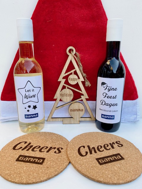 kerst wijnbox proost, met twee mini flesjes wijn onderzetters houten kerstboom hanger en must. personaliseren met logo is mogelijk