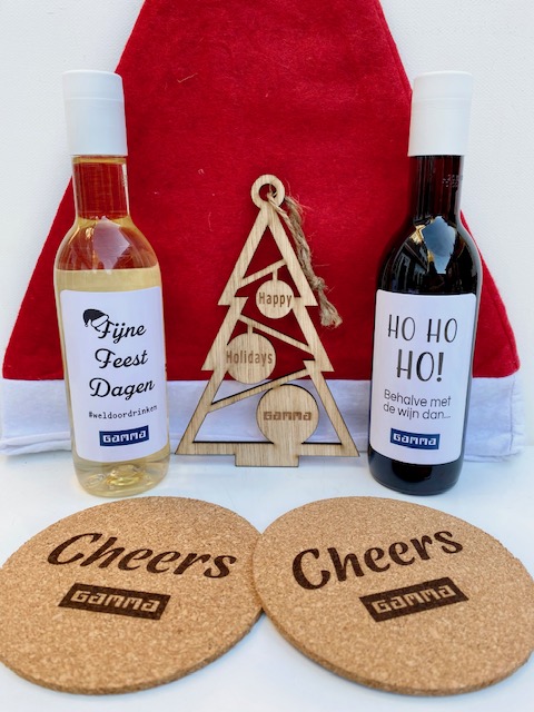 kerst wijnbox proost, met twee mini flesjes wijn onderzetters houten kerstboom hanger en must. personaliseren met logo is mogelijk
