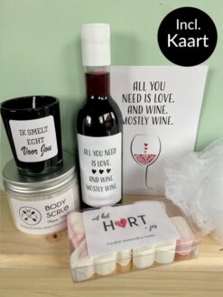 relaxbox voor haar met mini flesje wijn, geurkaarsje, hart spekjes, bodyscrub, glaasspons en kaart