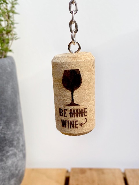 sleutelhanger wine mine, grappige tekst op een wijnkurk gelaserd