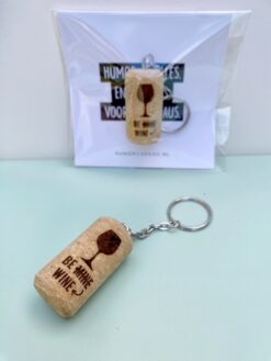 sleutelhanger wine mine, grappige tekst op een wijnkurk gelaserd