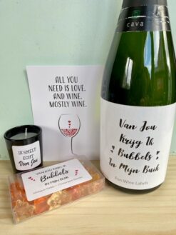 Valentijn Cava Pakket met fles Cava, Champagne gummi beertjes, geurkaarsje en een kaart
