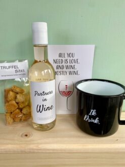 wijn & mok cadeautje met mini flesje wijn en emaille mok met leuke tekst erbij nog truffel bites en een kaart