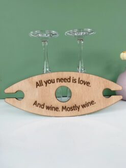houten wijnglas houder met grappige wijn quote in laser gravure voor twee wijnglazen aan een fles wijn