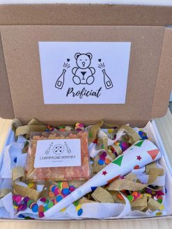 Brievenbuspakket Proficiat bestaat uit gummi beer snoepjes infused met echte Brut en Rosé Champagne. Perfect om iemand te feliciteren!