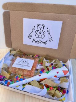 Brievenbuspakket Proficiat bestaat uit gummi beer snoepjes infused met echte Brut en Rosé Champagne. Perfect om iemand te feliciteren!
