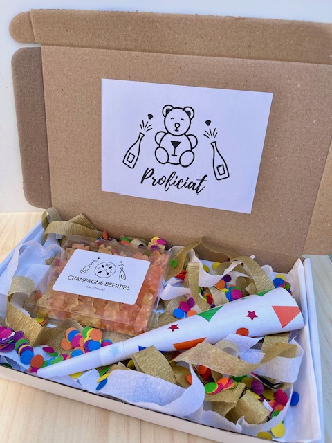 Brievenbuspakket Proficiat bestaat uit gummi beer snoepjes infused met echte Brut en Rosé Champagne. Perfect om iemand te feliciteren!