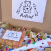 Brievenbuspakket Proficiat bestaat uit gummi beer snoepjes infused met echte Brut en Rosé Champagne. Perfect om iemand te feliciteren!