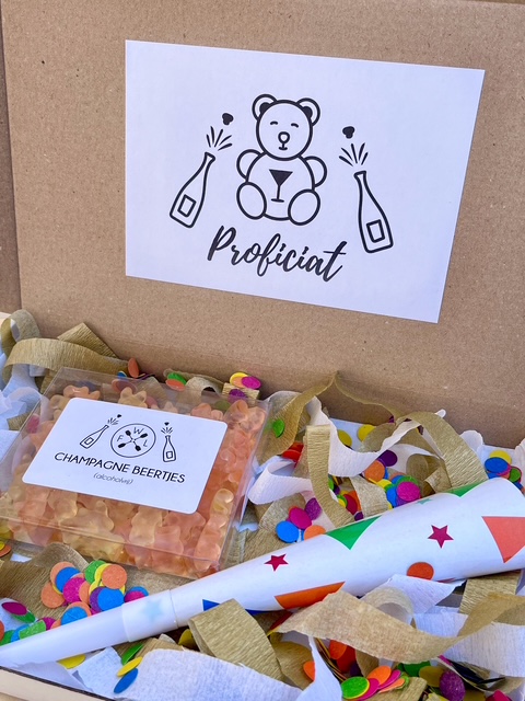 Brievenbuspakket Proficiat bestaat uit gummi beer snoepjes infused met echte Brut en Rosé Champagne. Perfect om iemand te feliciteren!
