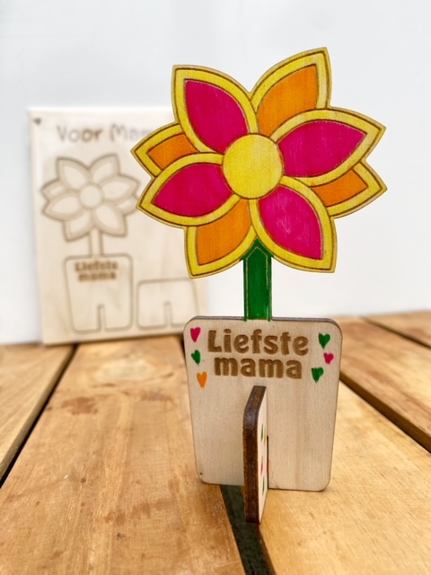 diy houten bloem mama, een kaart en cadeautje ineen