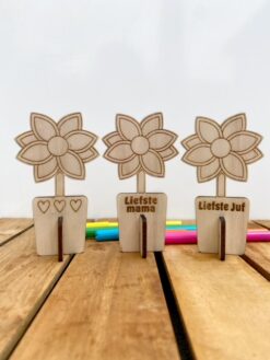 diy houten bloem, een kaart en cadeautje ineen