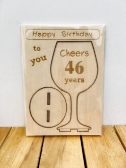 houten kaart birthday met leeftijd is een gepersonaliseerde kaart met 'cut-out' wijnglas waarop de leeftijd van je jarige