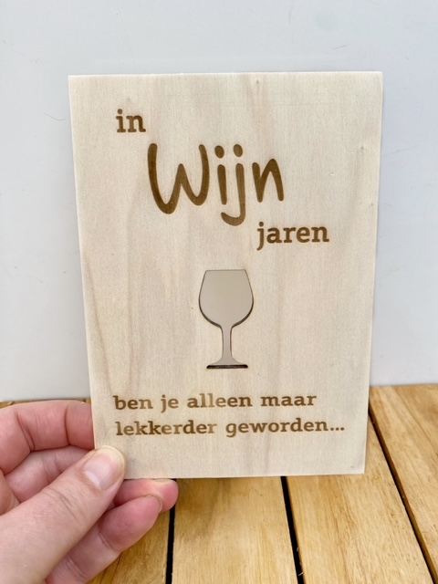 houten kaart wijnjaren, voor iemand die alleen maar mooier wordt met de jaren!