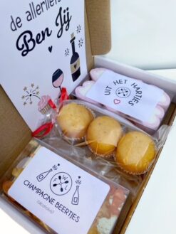 zoete mama brievenbuspakket met cakejes, champagne gummi beertjes en hart spekjes