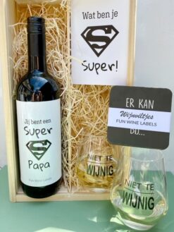 Cheers papa wijnkist bevat een fles wijn met etiket plus twee grappige wijnglazen en wijnviltjes in een duurzame wijnkist