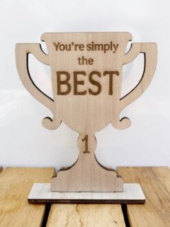 houten beker kaart met daarop de tekst 'you're simply the best' duurzame kaart en cadeautje ineen.
