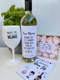 populair moederdag pakket met fles wijn en wijnglas met spekjes en kaart