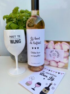 populair moederdag pakket met fles wijn en wijnglas met spekjes en kaart